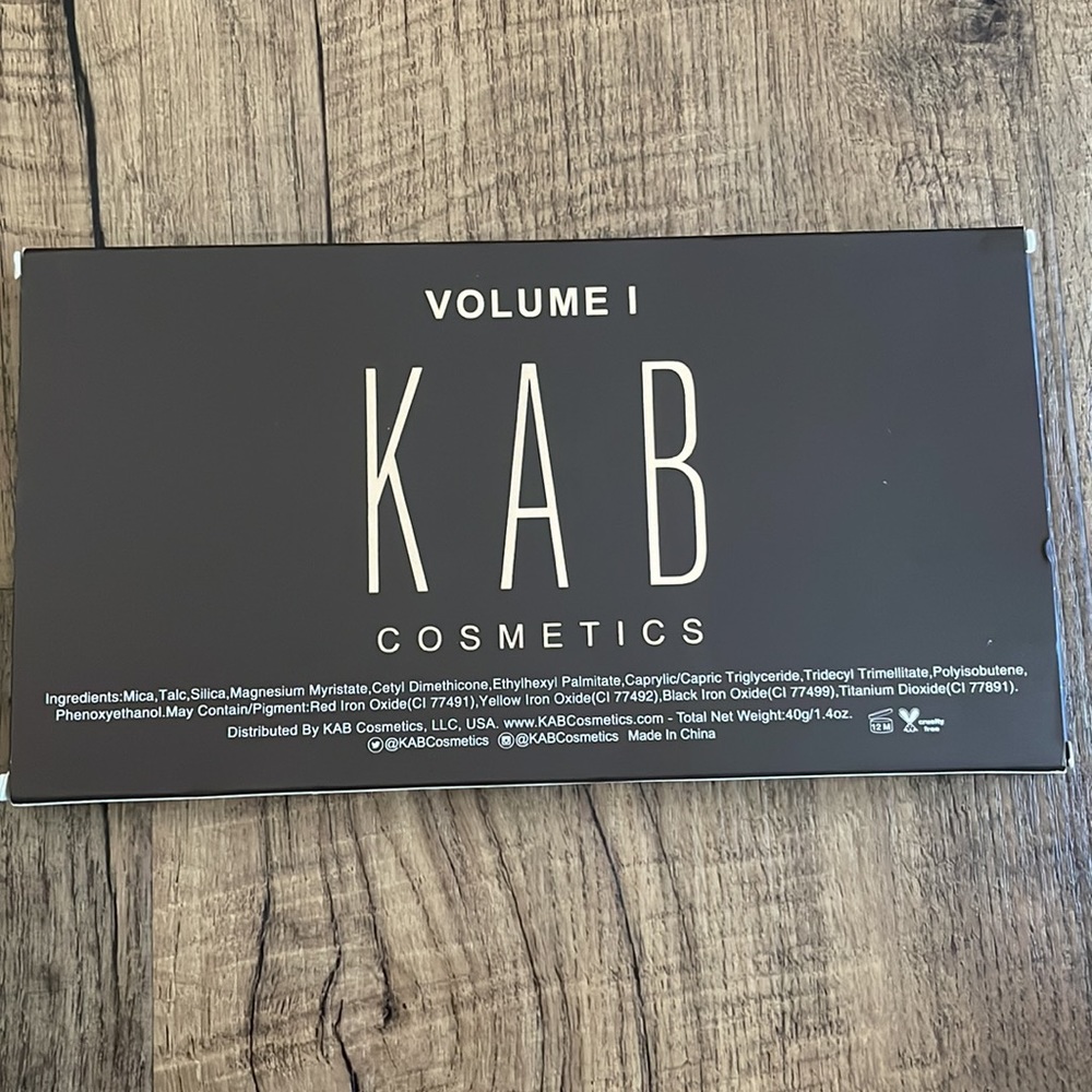 KAB Cosmetics Volume 1 Contour powder makeup palette New in box 8 Full shades - Picture 5 of 7